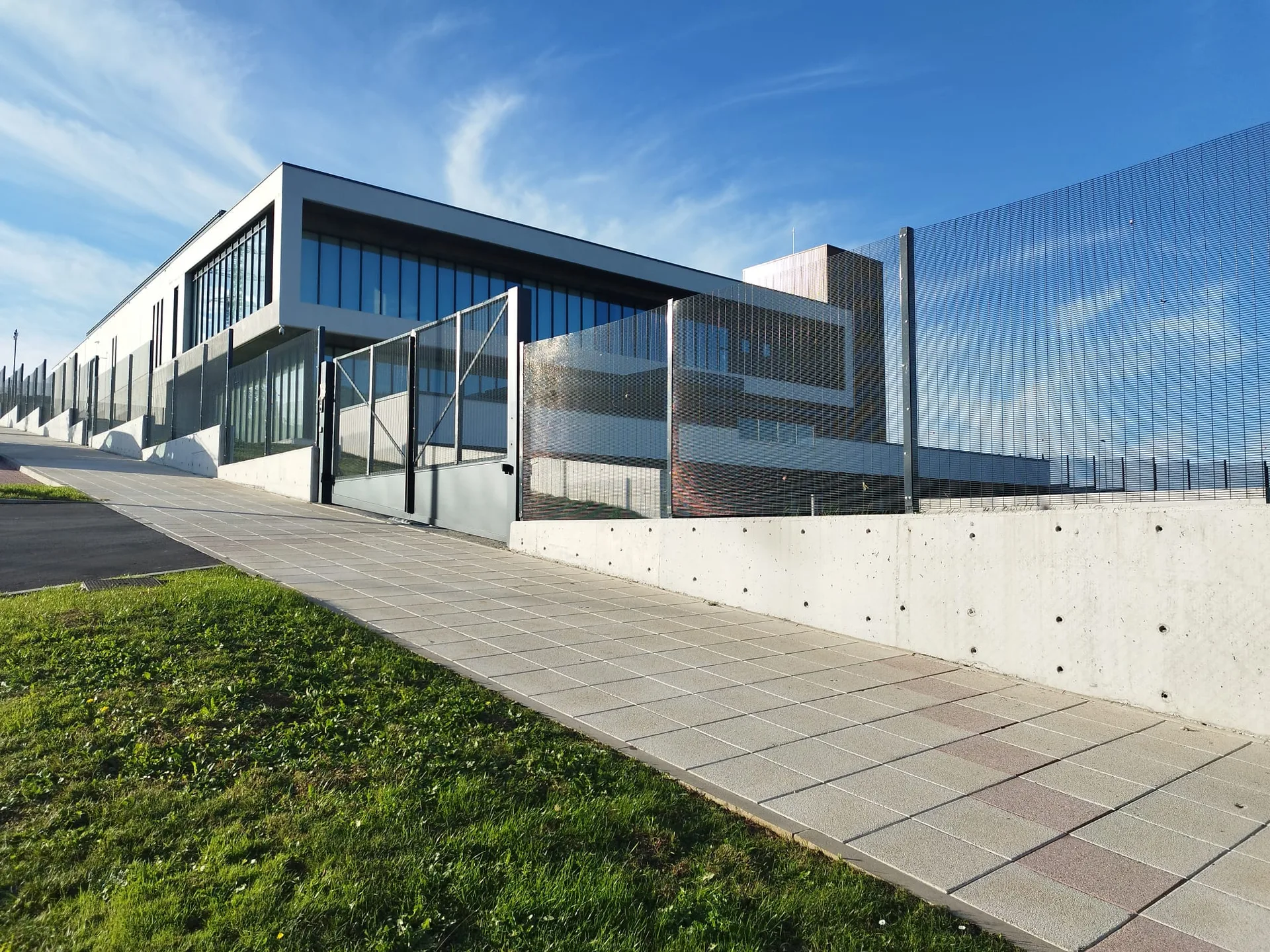 Data Center Zierbena — Secufence RAL 7016 Antracite