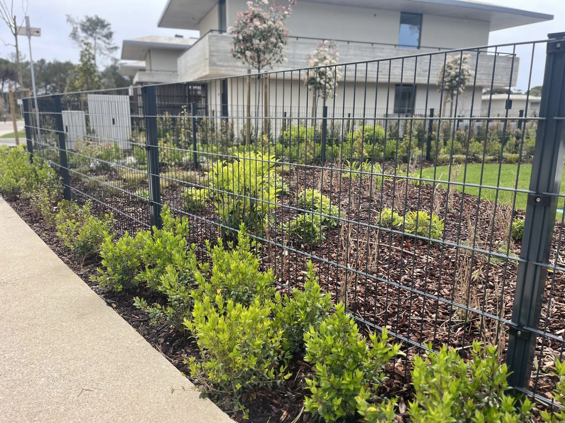 Van Merksteijn — Vedação premium integrada com jardim sustentável
