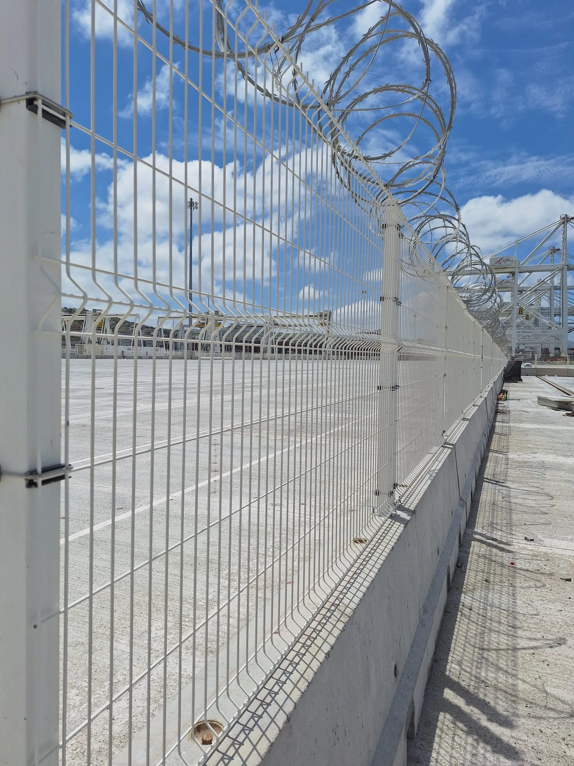 Cais Portuário — Painel 3D RAL 9010 Branco com Concertina